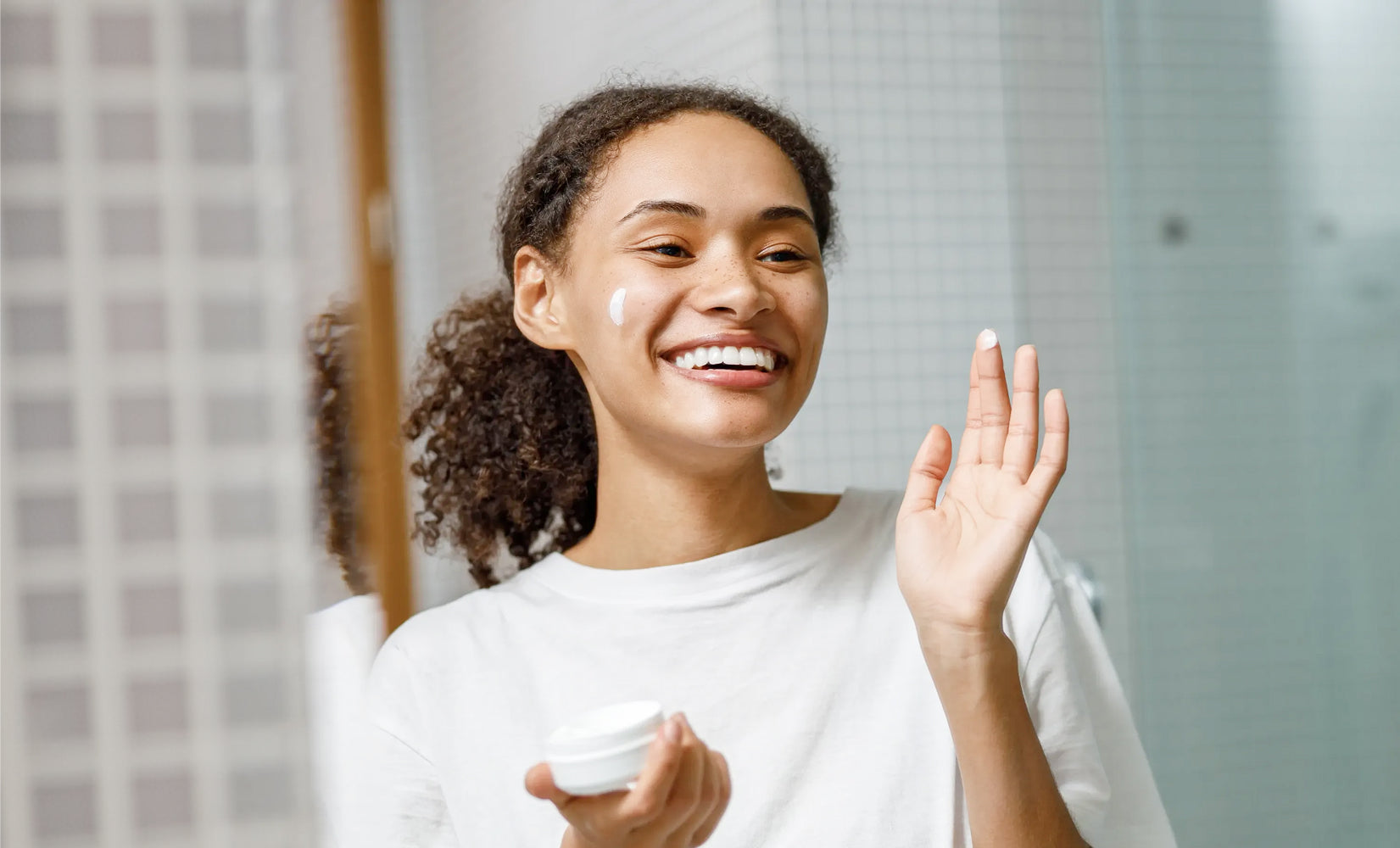 Six conseils pour protéger votre peau de l’air sec et de la pollution