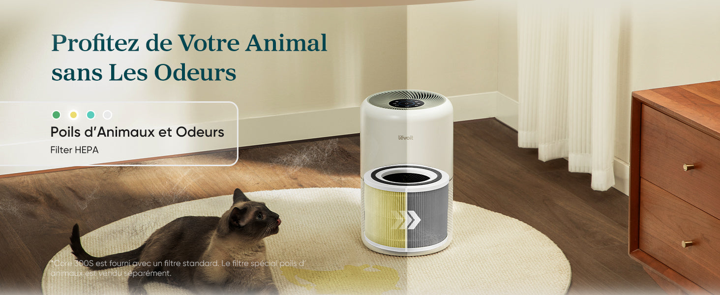 Purificateur d'air Levoit Core 300S avec filtre HEPA pour éliminer les poils d'animaux et les odeurs, avec un chat sur le sol à proximité.